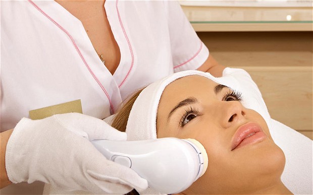 Różnorodne zabiegi dla ciała ludzkiego polecane przez kosmetyczkę