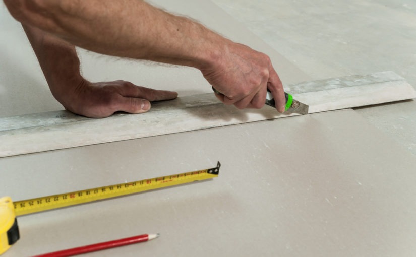 Projektowanie wnętrz oficjalnych – jakie rozstrzygnięcia zastosować przy skorzystaniu ścianek G-K i podwieszanych sufitów?